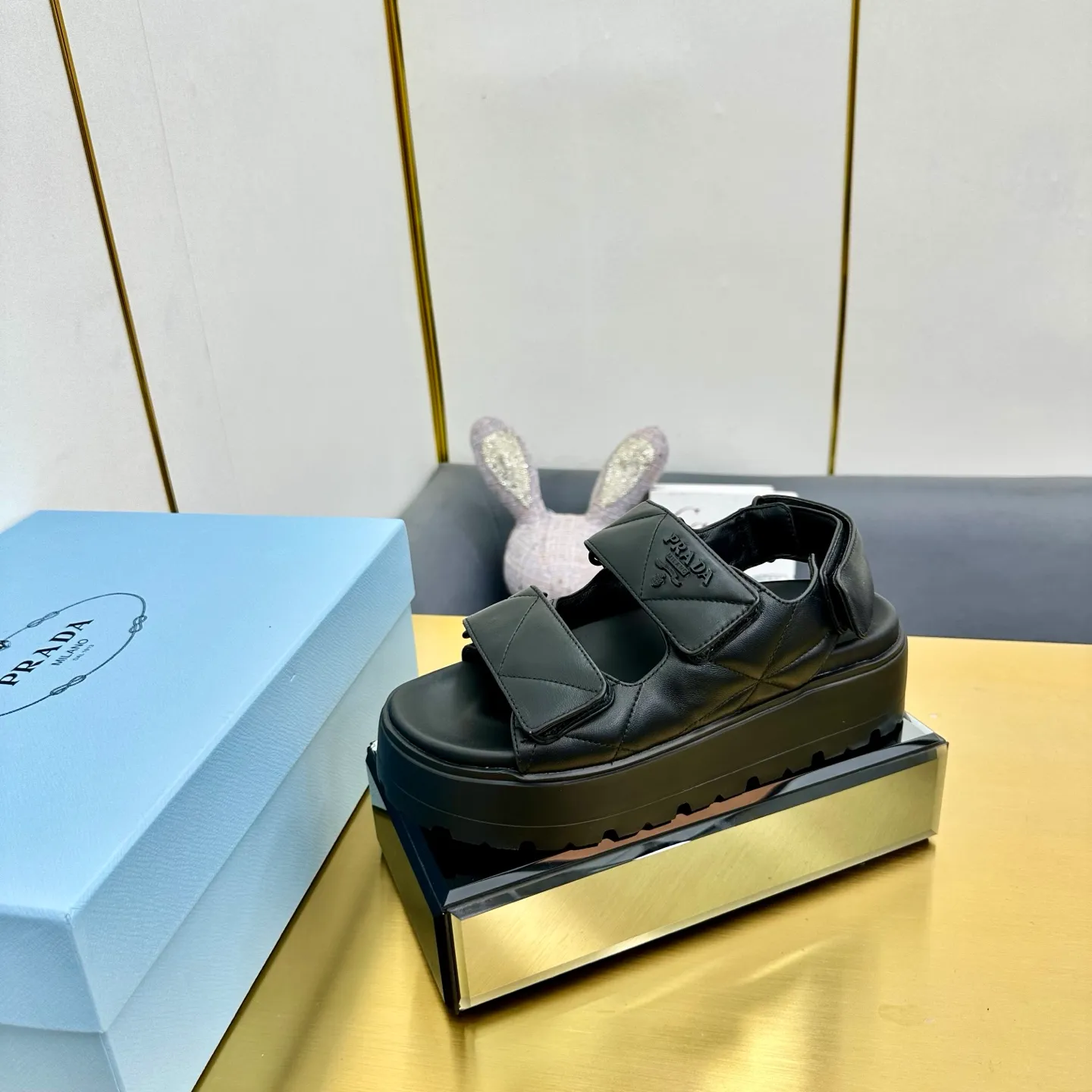 💕💕Factory direct selling price p480💕💕 The highest version of Prada's new thick-soled casual sneakers. This sneaker continues the timeless silhouette and is a new classic item. Crafted from leather to enhance style. The style is light, with a triangle buckle logo and a 5CM thick sole. It is suitable for all seasons and can be matched with all kinds of casual styles. In an era where various styles are full of attention, the most long-term companion and the one that captures people's hearts bit by bit is undoubtedly the white shoe. Fabric: Cowhide Lining: Sheepskin Outsole: Original rubber outsole Sole thickness: 5CM Size 35-41
